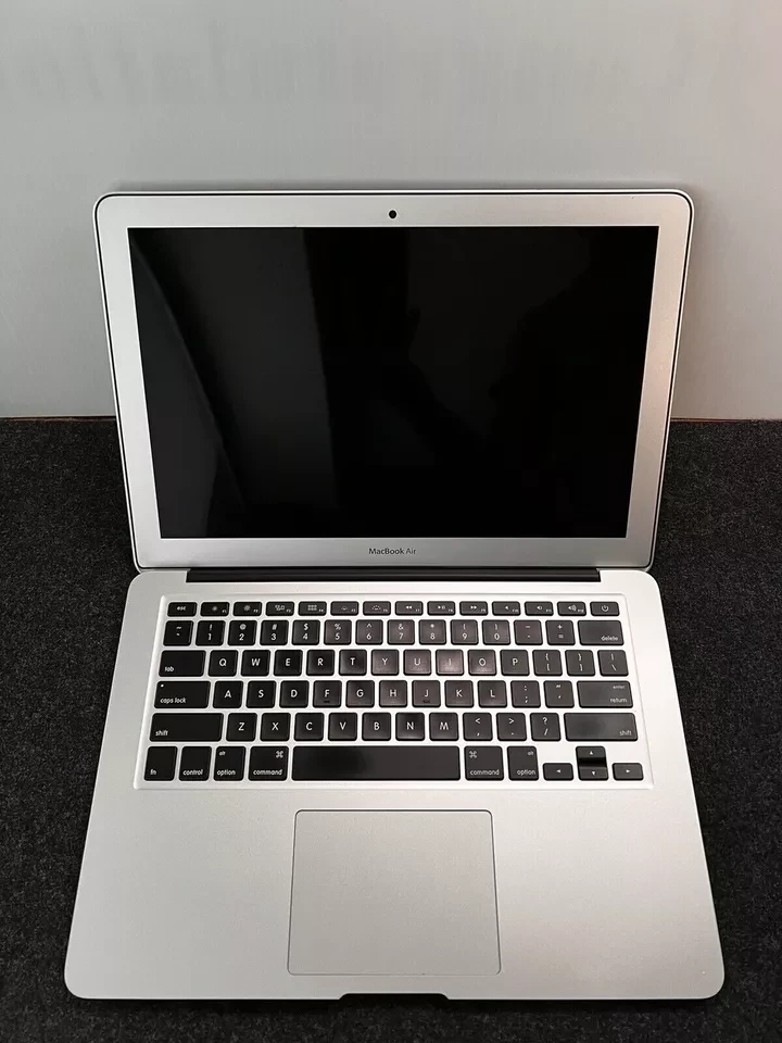 Apple MacBook Air A1466 13.3" Intel I5 CPU 8GB RAM 250 SSD